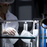 Una trabajadora hace mascarillas FFP2 en la fábrica de Airnatech Antiviral, en Castellón de la Plana