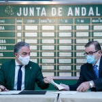 El consejero de Presidencia, Administración Pública e Interior, Elías Bendodo (i), y el expresidente de la Junta de Andalucía, José Rodríguez de la Borbolla (d) durante la firma de un convenio. María José López / Europa Press