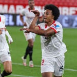 Jules Koundé celebra un gol con el Sevilla.