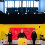 La cabeza de lista de la CUP en las elecciones catalanas del 14F, Dolors Sabater (d), y los candidatos Carles Riera (c) y Eulalia Reguant (i).