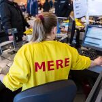Una dependienta trabaja en un establecimiento de los supermercados Mere