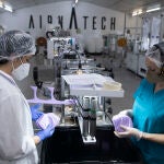 Dos trabajadoras hacen recuento de mascarillas FFP2 moradas en la fábrica de Airnatech Antiviral, en Castellón de la Plana, en la Comunidad Valenciana
