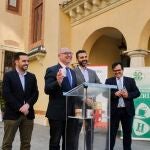 Diego García, en el atril, presenta una de las ediciones de la Ruta de la Tapa de Almería - ASHAL - Archivo