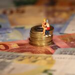 Los expertos recomiendan tener una cuenta bancaria para los gastos familiares y una personal para disfrutar de libertad financiera.