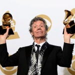 Chick Corea posa con alguno de sus premios