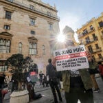 Hosteleros valencianos protestan frente a las puertas del Palau de la Generalitat ante la prórroga de las restricciones en el sector más allá del 15 de febrero, en Valencia