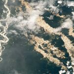 La imagen muestra el impacto de la minería aurífera en la región de Madre de Dios, al oriente de Perú.