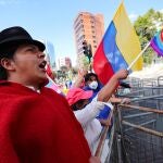 Indígenas simpatizantes del candidato a la presidencia de Ecuador Yaku Pérez protestan mientras esperan los resultados de las elecciones presidenciales