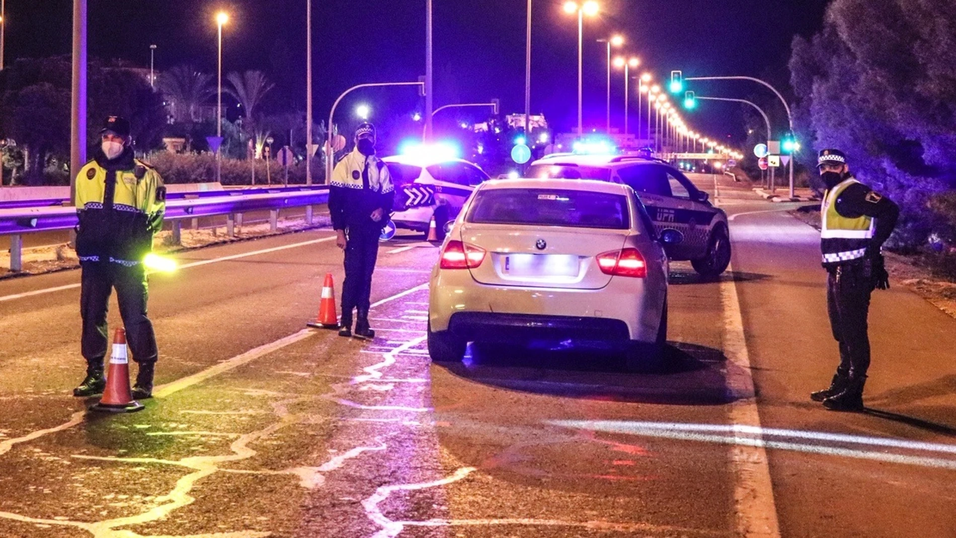 La Policía disuelve en Alicante 4 botellones y pone 106 sanciones en tres días por incumplir medidas sanitarias