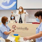 Dispositivo para la aplicación de la segunda dosis de la vacuna de Pfizer-BioNTech contra la Covid-19 al personal sanitario del Hospital Universitario Marqués de Valdecilla, en Santander