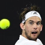Dominic Thiem se dispone a golpear de revés en su partido ante Kyrgios