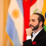 Fotografía cedida por la Presidencia de El Salvador que muestra al presidente Nayib Bukele durante una reunión con representantes del cuerpo diplomático acreditado hoy, en San Salvador (El Salvador). Bukele se reunió este jueves con los representes para hablar sobre la supuesta intención de un "golpe de Estado parlamentario" después de que un legislador solicitará evaluar su capacidad mental de seguir en el cargo. EFE/ Presidencia El Salvador SÓLO USO EDITORIAL/SÓLO DISPONIBLE PARA ILUSTRAR LA NOTICIA QUE ACOMPAÑA (CRÉDITO OBLIGATORIO)