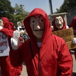 Con una máscara de Dalí y un mono rojo, la mujer entró en la compañía, amenazó a dos empleados y se llevó una gran cantidad de dinero