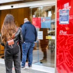 Varias personas con cita previa esperan para entrar en una oficina del SEPE (antiguo INEM), en Valencia, a 12 de febrero de 2021