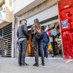 Varias personas con cita previa esperan para entrar en una oficina del SEPE (antiguo INEM), en Valencia,