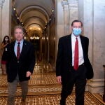 Los senadores republicanos Rand Paul y John Barrasso