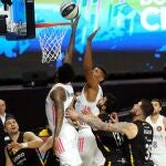Walter Tavares y Trey Thompkins tratan de capturar el rebote ante el Lenovo Tenerife