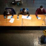 GRAF7526. GIRONA, 14/02/2021.- Un hombre ejerce su derecho al voto para las elecciones al Parlament, hoy en el polideportivo de Fontajau, de Girona.