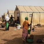Mujeres desplazadas preparan comida el lunes 8 de febrero de 2021 en el campamento de Kaya, 100 kms al norte de Ouagadougou, Burkina Faso