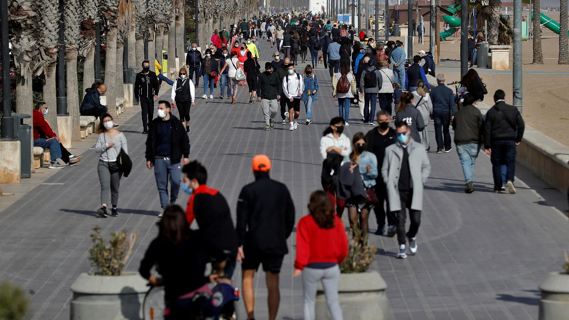 El paseo marítimo congregó ayer a cientos de personas en Valencia