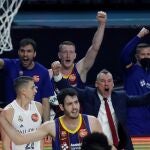 El técnico lituano del Barça, Saruna Jasikevicius, celebra junto a sus jugadores una falta en ataque de Tavares
