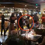 Momento en que es golpeado el jefe de gabinete de Presidencia en un restaurante