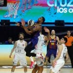 Cory Higgins vuela en busca del aro del Real Madrid