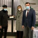 Entrega de la recaudación de la muestra benéfica a AECC