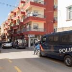 Policías nacionales montando guardia en los alrededores de la comisaría de policía de Linares, después de los disturbios registrados que causaron daños materiales muy cuantiosos y que se saldó con 14 detenidos, dos de ellos menores, y 20 policías heridos, en protesta por la agresión de dos policías nacionales, fuera de servicio, a un hombre y su hija de 14 años