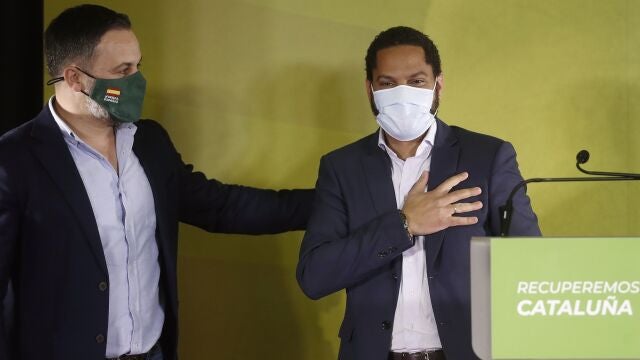 El candidato a la presidencia de la Generalitat por VOX, Ignacio Garriga (d), acompañado por el presidente del partido, Santiago Abascal, celebran los resultados obtenidos por la formación política en las elecciones autonómicas celebradas hoy domingo en Cataluña.