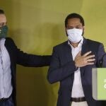 El candidato a la presidencia de la Generalitat por VOX, Ignacio Garriga (d), acompañado por el presidente del partido, Santiago Abascal, celebran los resultados obtenidos por la formación política en las elecciones autonómicas celebradas hoy domingo en Cataluña.