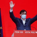 El candidato a la presidencia de la Generalitat por el PSC, Salvador Illa, celebra su victoria hoy domingo