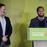 El candidato de Vox para el 14-F, Ignacio Garriga, junto al líder de Vox, Santiago Abascal, en rueda de prensa desde Barcelona al día siguiente de las elecciones