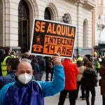 Un trabajador interino se manifiesta en la Plaza de España de Zaragoza