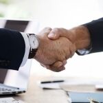Para acceder a un préstamo, los bancos en muchas ocasiones establecen la necesidad de contratar un seguro