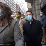 El candidato de ERC a la presidencia de la Generalitat, Pere Aragonés, sale de la sede del partido en Barcelona junto a otros miembros tras haberse reunido este lunes para valorar los resultados que obtuvieron en la elecciones autonómicas