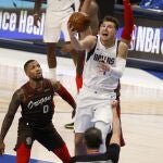 Luka Doncic entra a canasta tras superar a Lillard. Tuvieron una preciosa batalla en el partido que los Blazers ganaron a los Mavericks