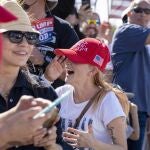 Partidarios de Donald Trump se concentran para saludar a su paso por West Palm Beach en Florida