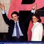 El presidente del Gobierno, José María Aznar, y su esposa, Ana Botella, saludando anoche desde el balcón de la sede del Partido Popular en Madrid a los simpatizantes y afiliados que celebraban el triunfo que el PP ha conseguido en las elecciones legislativas celebradas