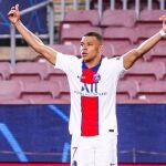 Kylian Mbappé celebra uno de sus tres goles al Barcelona.