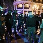 Varios agentes de la Policía Nacional durante una concentración en rechazo al encarcelamiento de Pablo Hasel, en Valencia, Comunidad Valenciana