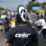 AME6140. SAN SALVADOR (EL SALVADOR), 16/02/2021.- Miles de trabajadores y sindicalistas salvadoreños marchan hoy haciendo un llamado a los diputados que resulten electos en las elecciones del 28 de febrero a nacionalizar las pensiones, ante los pagos de "miseria" que reciben de las administradoras privadas, en San Salvador (El Salvador). Los manifestantes, aglomerados principalmente en el "Movimiento No Más AFP", se concentraron afuera de la Asamblea Legislativa y también dedicaron críticas a los diputados de la oposición. EFE/Rodrigo Sura