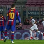 Kylian Mbappe celebra, ante Messi, el gol del empate entre el Barcelona y el PSG