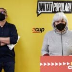 Los candidatos de la CUP en las pasadas elecciones catalanas, Dolors Sabater y Carles Riera, durante la rueda de prensa.