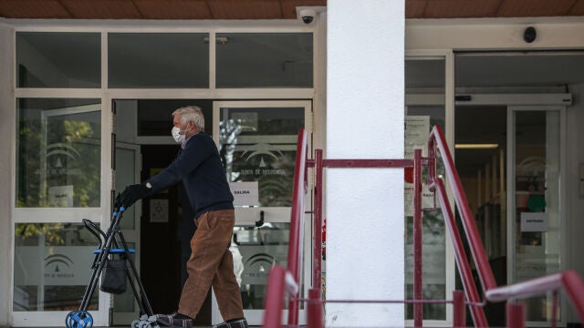 Un anciano sale de un centro residencial para mayores en Sevilla. María José López / Europa Press