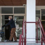 Un anciano sale de un centro residencial para mayores en Sevilla. María José López / Europa Press