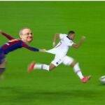 Un montaje de Florentino Pérez en el cuerpo de Piqué, agarrando a Mbappé