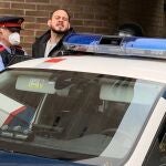Los Mossos introducen detenido en el coche de policía al rapero Pablo Hasel, en la Universitat de Lleida, Cataluña (España) a 16 de febrero de 2021.