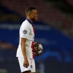 El delantero del París Saint-Germain Kylian Mbappe, al término del partido de ida de los octavos de final de la Liga de Campeones ante el FC Barcelona disputado esta noche en el Camp Nou. EFE/Alberto Estévez