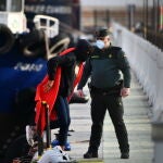 Agente de la Guardia Civil en un servicio humanitario en el puerto de Ceuta Antonio Sempere / Europa Press17/02/2021